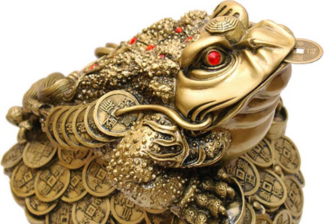 Пари крастава жаба со древна кинеска монета - амајлија за богатство