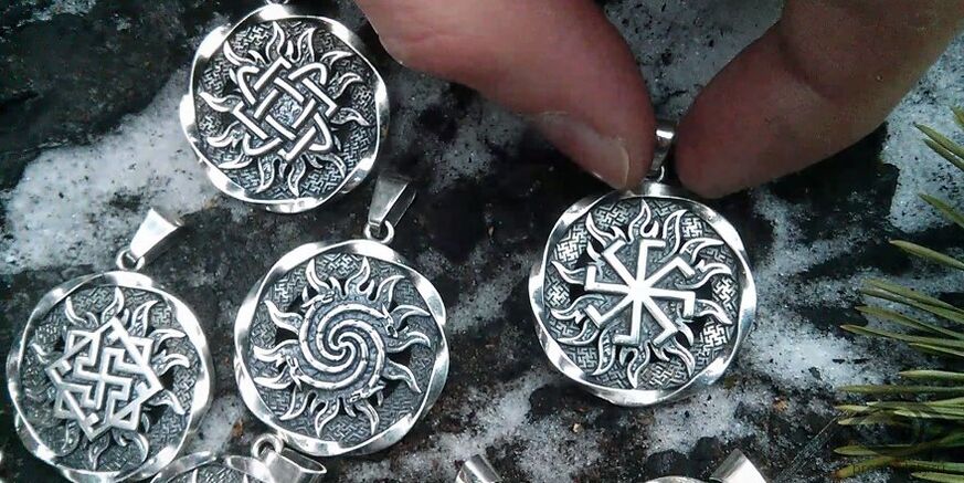 Словенски амајлии изработени од сребро што привлекуваат богатство