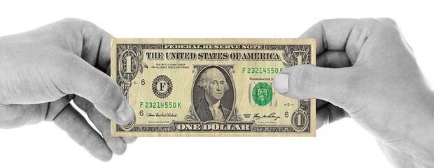 Преклопете ја сметката во триаголник за да направите среќен долар