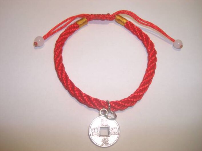 Нараквица од црвен конец со ретка паричка за привлекување среќа